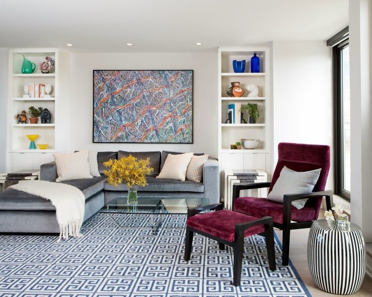 deco-salon-moderne-tapis-motif-bleu-blanc-fauteuil-velours-bordeaux-canapé-gris déco salon moderne