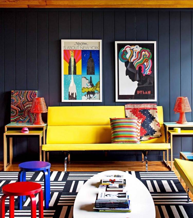 deco-salon-moderne-tapis-motif-noir-blanc-canapé-jaune-lambris-mural-bleu-foncé déco salon moderne