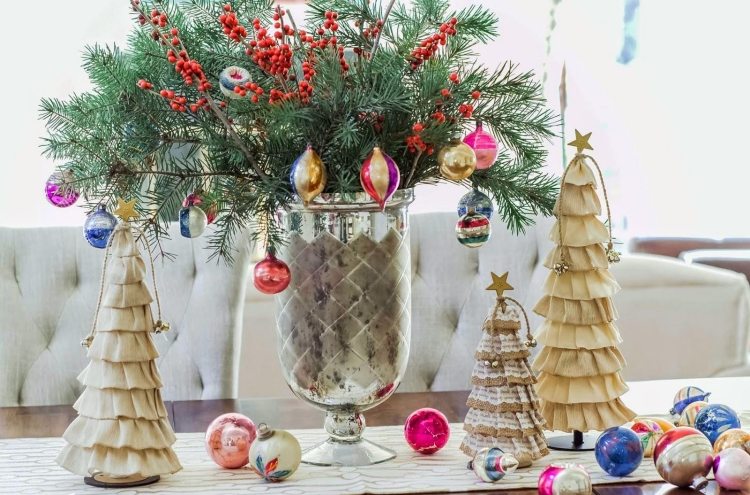 deco-table-Noel-arrangement-branches-sapin-baies-rouges-boules-noel-colorées déco table de Noël