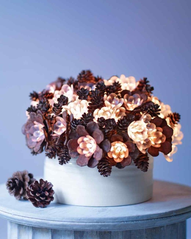 deco-table-Noel-arrangement-cônes-pin-fleurs-lumineuses-décoratives