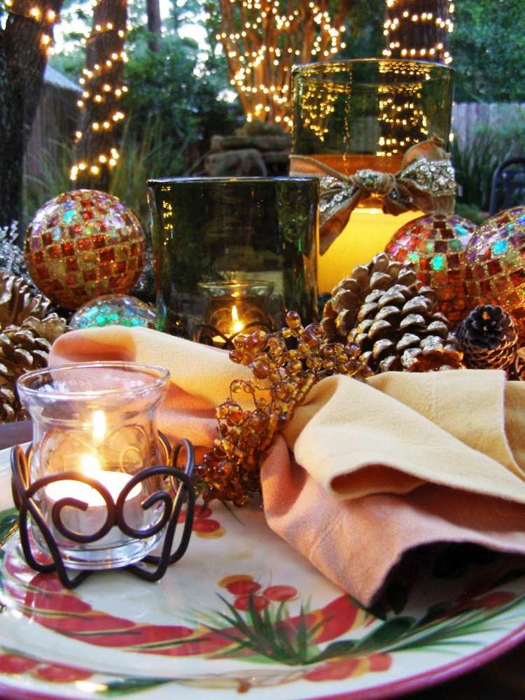 deco-table-Noel-boules-noel-multicolores-anneau-serviette-DIY-vaisselle-motifs-baies-rouges