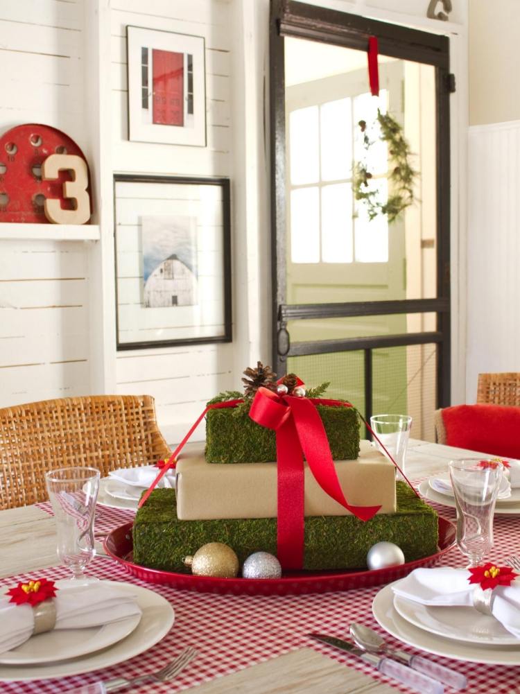 deco-table-Noel-boîte-cadeaux-mousse-ruban-rouge-boules-noel-cônes-pin