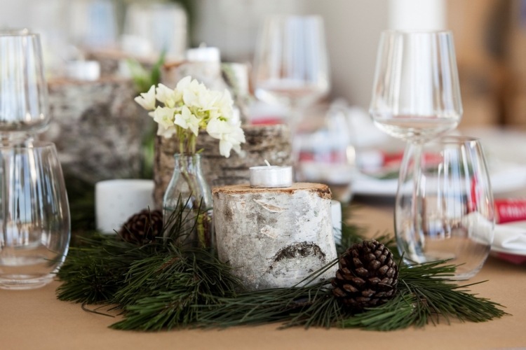 deco-table-Noel-branches-sapin-présentoirs-bouleau-fleurs-blanches-bougies déco table de Noël