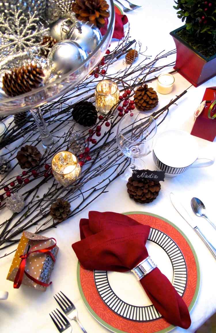 deco-table-Noel-brindilles-baies-rouges-cônes-pin-bougies-boules-noel