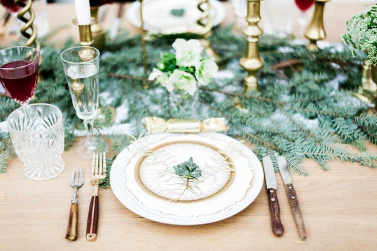 deco-table-Noel-centre-table-branches-sapin-chandeliers-dorés déco table de Noël
