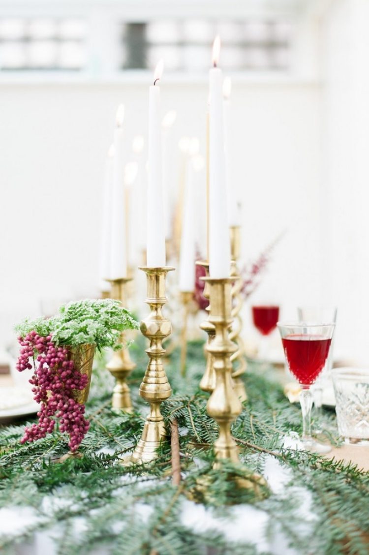 deco-table-Noel-chandeliers-table-laiton-baies-feuilles-vertes-branches-sapin