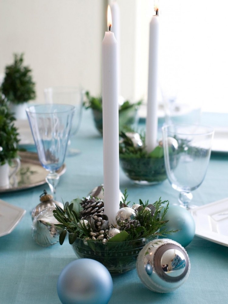 deco-table-Noel-chandelles-blanches-bols-verre-arrangement-cônes-feuilles-cyprès-boules-noel