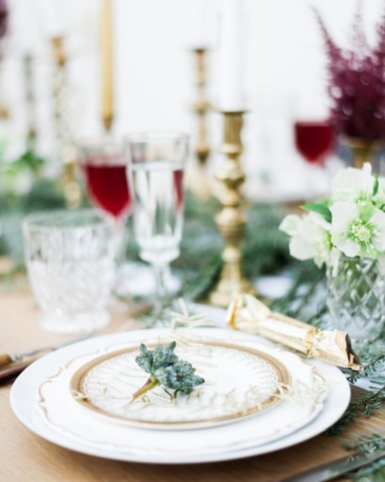 deco-table-Noel-fleurs-blanches-feuilles-vertes-vaisselle-motifs-dorés