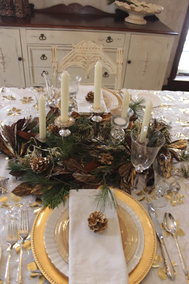 deco-table-Noel-vaisselle-or-centre-tablebranches-sapin-cônes-pin-chandelles