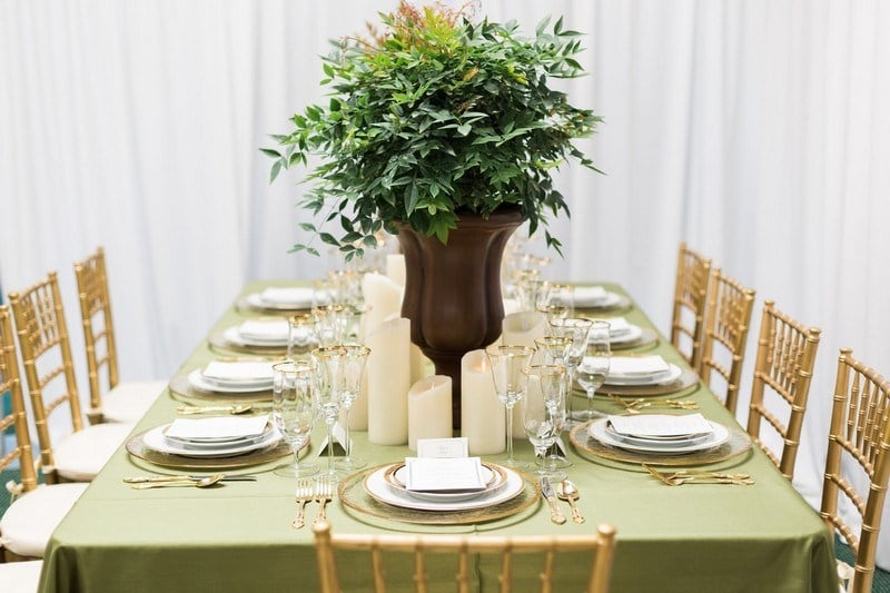 deco-table-automne-chaises-couleur-or-serviette-verte