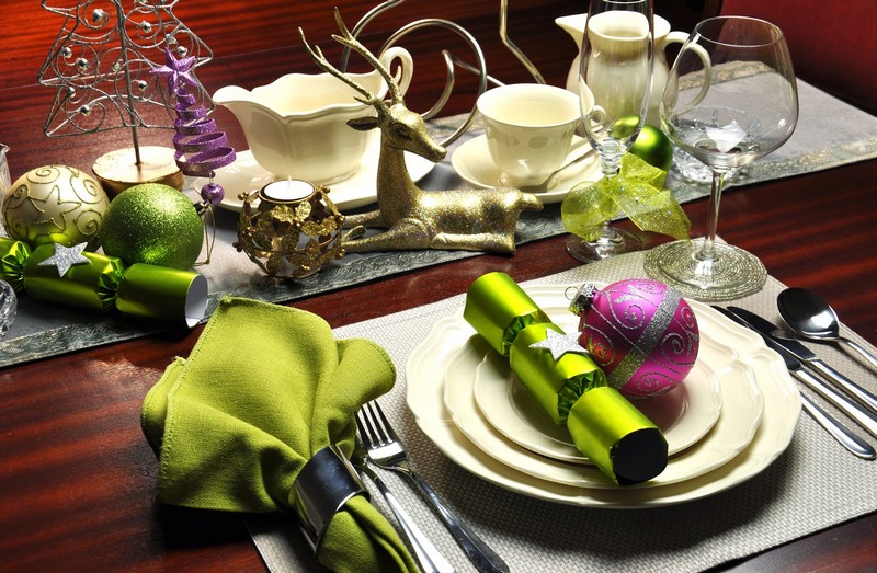 deco-table-noel-boule-decoratif-rond-serviette-assiettes-blanches