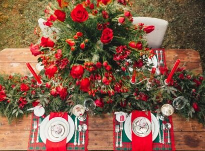 deco-table-noel-bouquet-roses-bougies