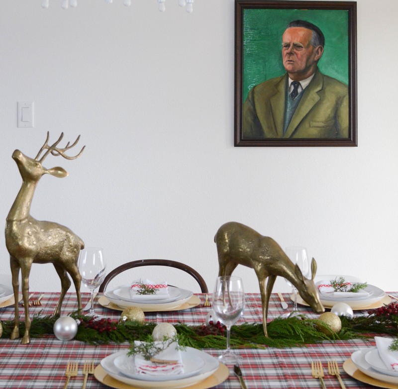 deco-table-noel-figurines-cerfs-branches-sapin-assiettes