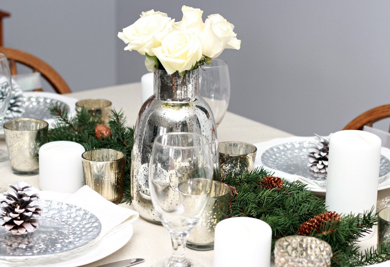 deco-table-noel-vase-argent-pomme-pin-bougie-branches-sapin-roses