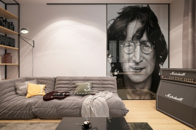 deco-theme-musique-salon-porte-coulissante-portrait-john-lennon-canapé-togo-gris-table-basse-noire déco thème musique