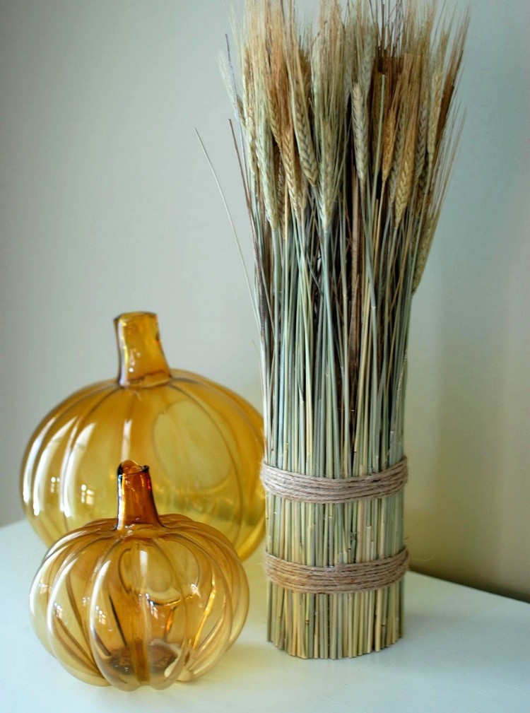 decor-table-automne-epis-ble-vase-decoratif-epis-ble-diy-citrouilles-verre-jaune décoration automne