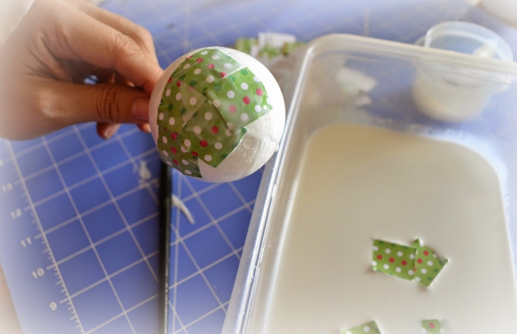 decoration-Noel-faire-soi-meme-boule-polystyrène-colle-chaude-carrés-papier-emballage