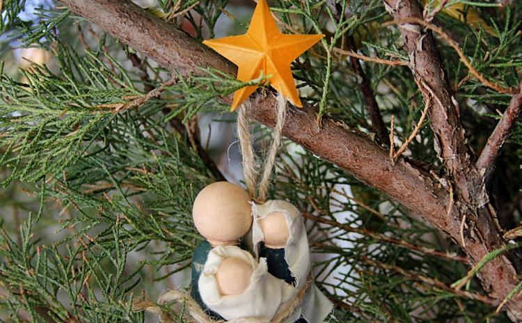 decoration-Noel-faire-soi-meme-famille-Jésus-figurines-bois-étoile-orange