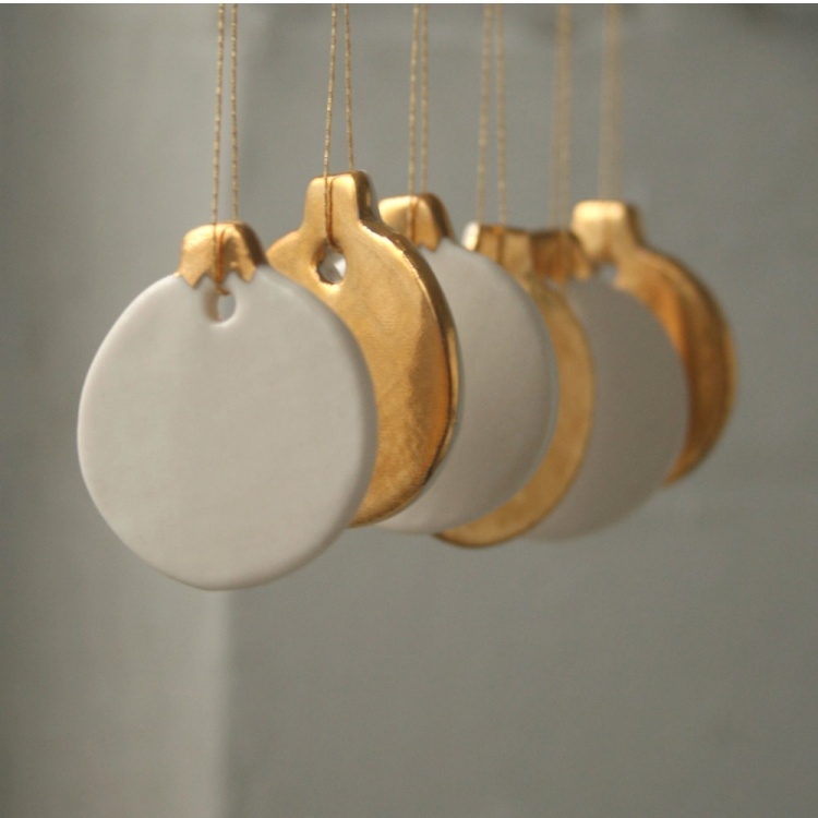 decoration-Noel-faire-soi-meme-pendentifs-ronds-peinture-blanc-or