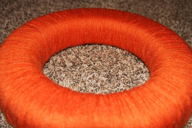 decoration-automne-creative-couronne-porte-base-polystyrène-fils-laine-orange