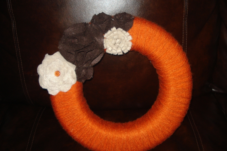 decoration-automne-creative-couronne-porte-fil-laine-orange-fleurs-feutre décoration d’automne