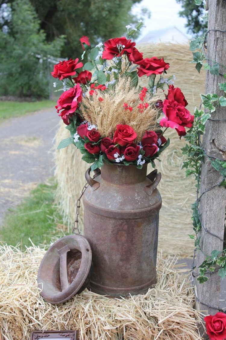 decoration-automne-epis-ble-deco-exterieur-recipient-metal-patine-bouquet-roses-epis-ble