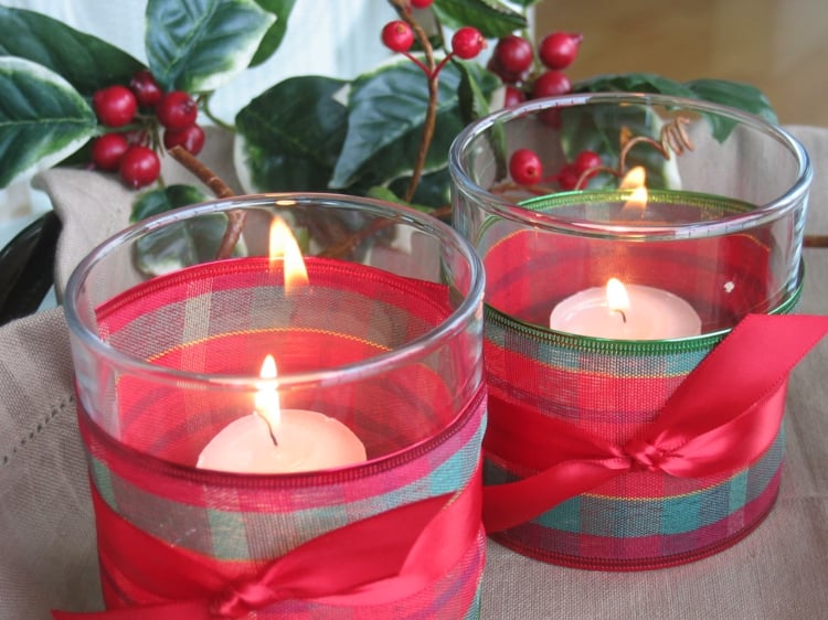 decoration-de-noel-baies-eglantier-bougies-ruban-cadeau-rouge
