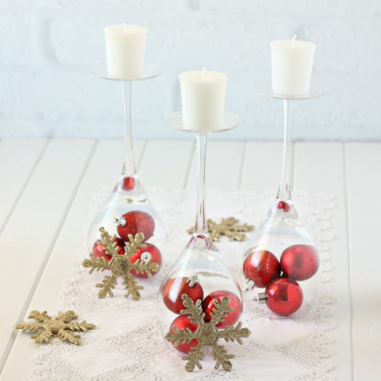 decoration-de-noel-boules-decoratives-bougies-table-flocons-neige