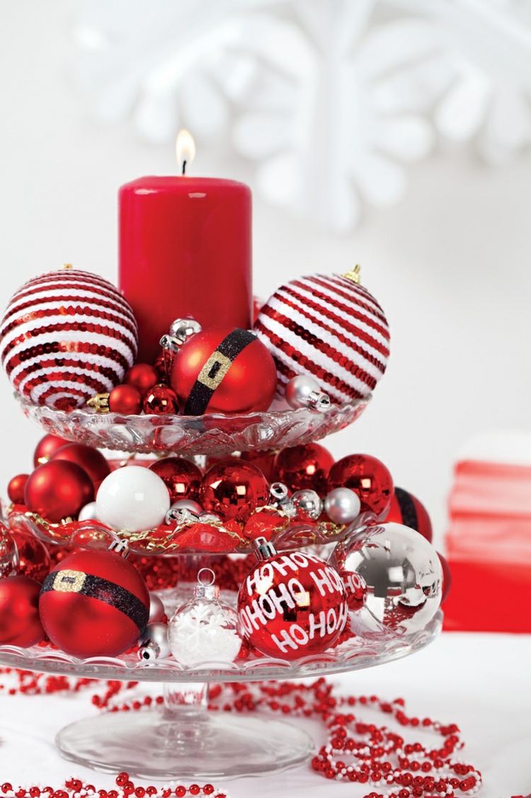 décoration de Noël boules-decoratives-rouges-table