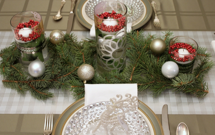 decoration-de-noel-branches-sapin-chemin-table-assiette-serviette