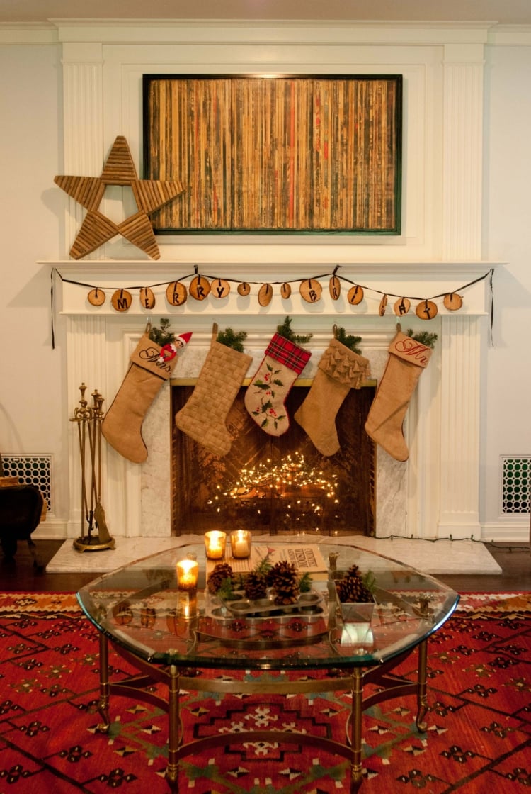 decoration-de-noel-cheminee-table-verre-bougies-tapis-guirlande