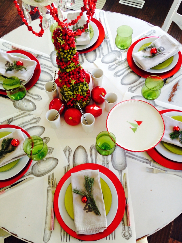 decoration-de-noel-deco-table-serviette-boule-rouge-guirlande