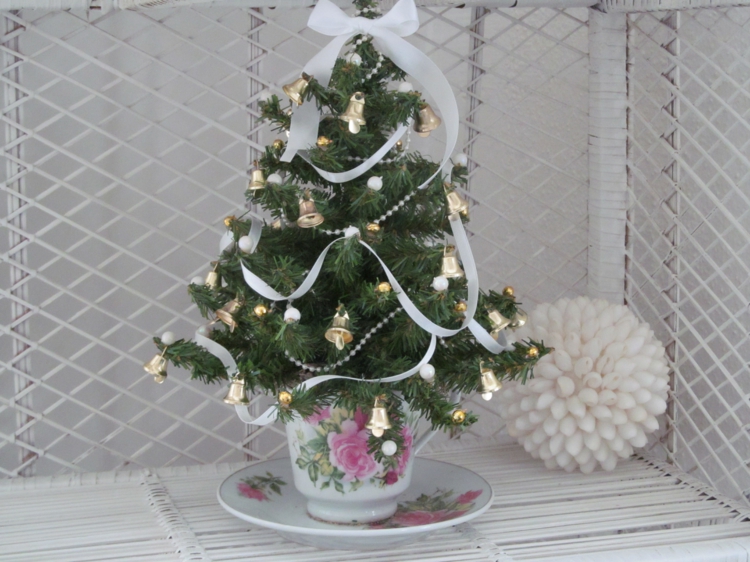 décoration de Noël sapin-guirland-ruban-tasse-cafe