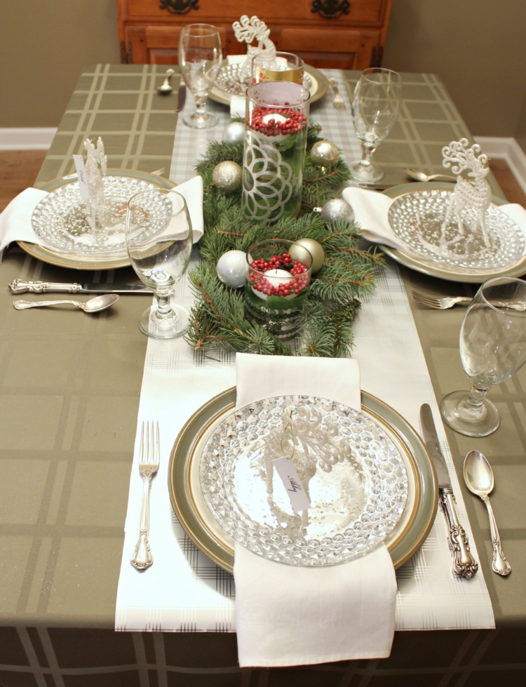 décoration de Noël table-boule-decorative-branches-sapin
