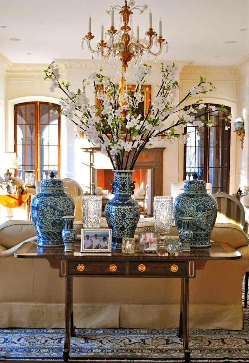 decoration-salon-branches-fleuries-vases-porcelaine-chinoise-tapis-motifs-bleus
