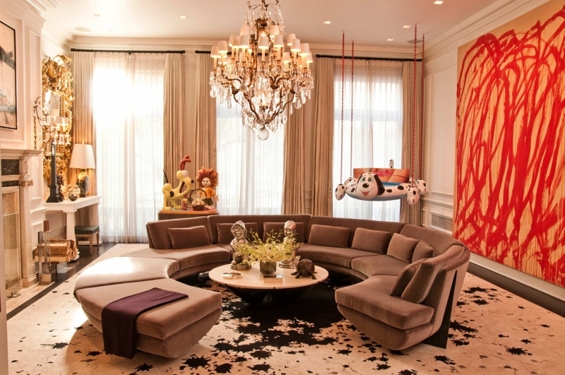 decoration-salon-canapé-arrondi-marron-table-basse-ronde-lustre-pampilles-grand-tableau-rouge