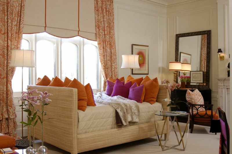 decoration-salon-canapé-beige-coussins-orange-pourpre-rideaux-motifs-orange-meuble-coiffeuse
