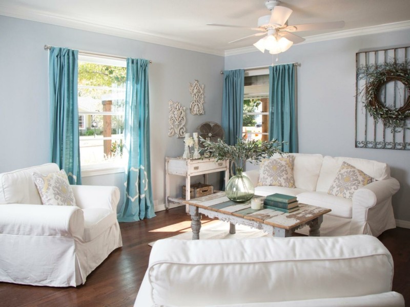 decoration-salon-canapés-blancs-table-appoint-shabby-chic-rideaux-bleu-clair-couronne-feuilles