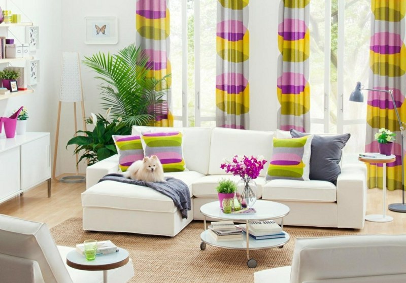 decoration-salon-coussins-rideaux-motifs-colorés-canapé-blanc-tapis-sisal-moderne