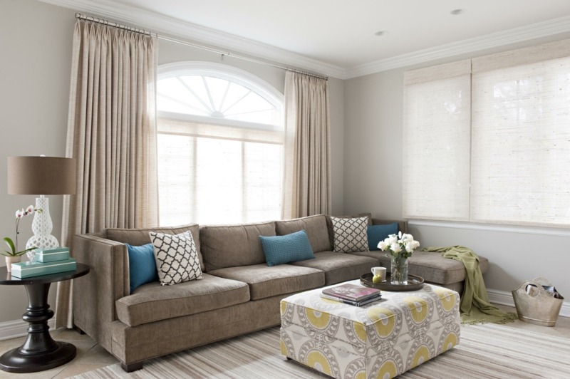 decoration-salon-coussins-turquoise-blanc-ottomant-rideaux-beige-lampe-table-blanc-marron