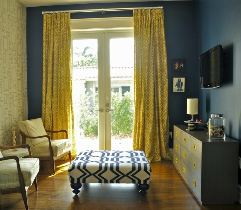 decoration-salon-ideaux-jaunes-motifs-cercles-entrelacés-peinture-murale-bleu-foncé