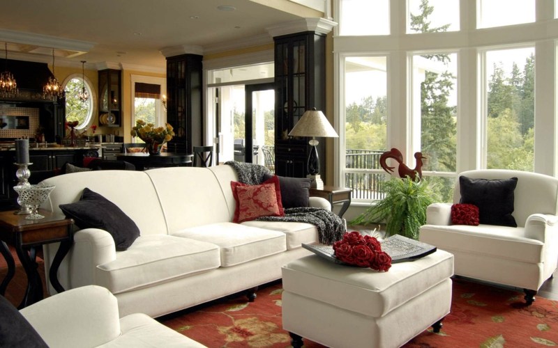 decoration-salon-meubles-blancs-rembourrés-coussins-noir-rouge-fougère