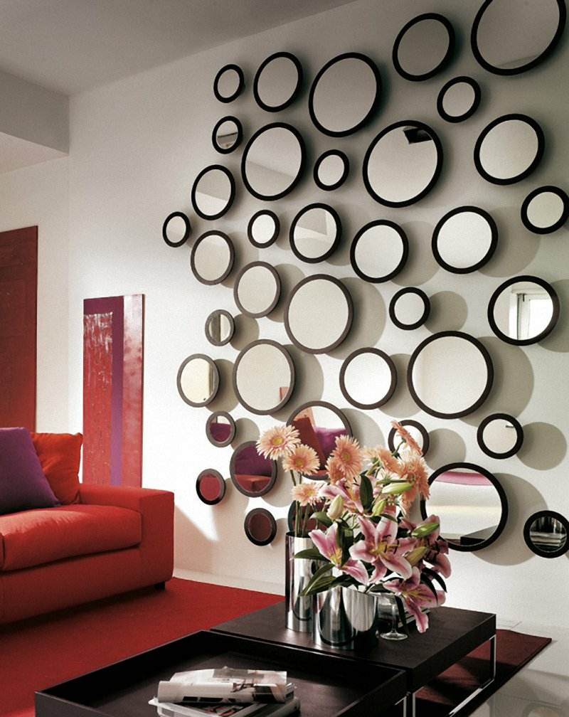 decoration-salon-miroirs-ronds-tapis-rouge-table-basse-noire