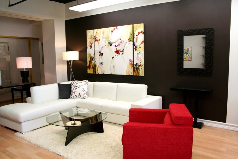 decoration-salon-peinture-murale-marron-foncé-tableau-trois-parties-canapé-blanc-fauteuil-rouge