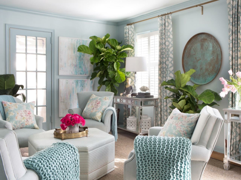 decoration-salon-plantes-vertes-figuier-lyre-fauteuils-bleu-pâle-coussins-décoratifs décoration de salon