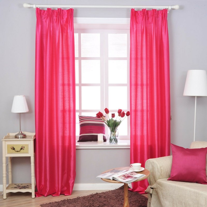 decoration-salon-rideaux-accent-rose-vif-coussins-roses-table-appoint-blanche décoration de salon
