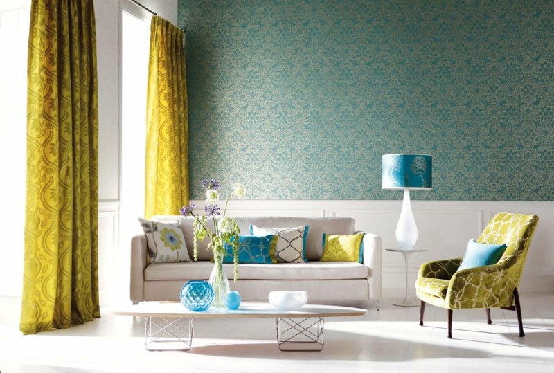 decoration-salon-rideaux-jaunes-papier-peint-bleu-coussins-lampe-table-turquoise