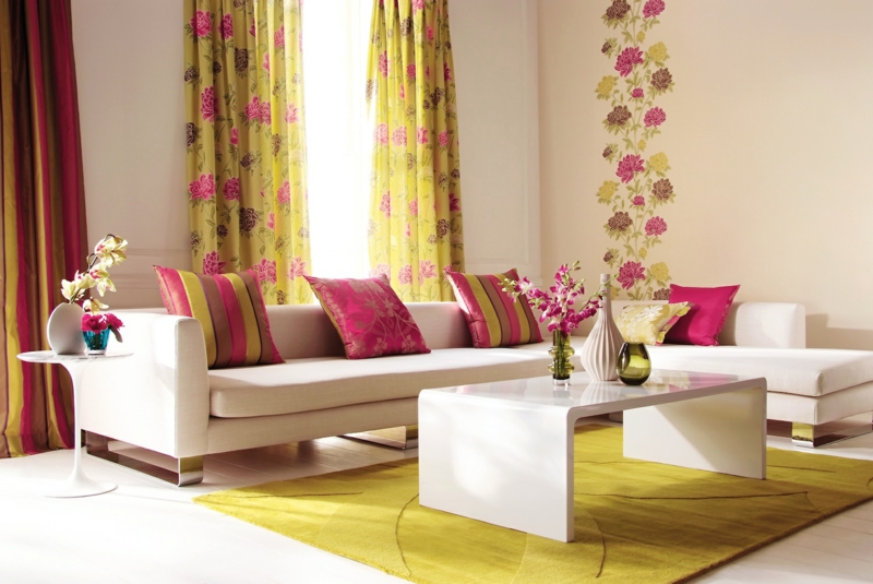 decoration-salon-rideaux-tapis-jaunes-motifs-floraux-coussins-rayés-couleur-cyclamen décoration de salon