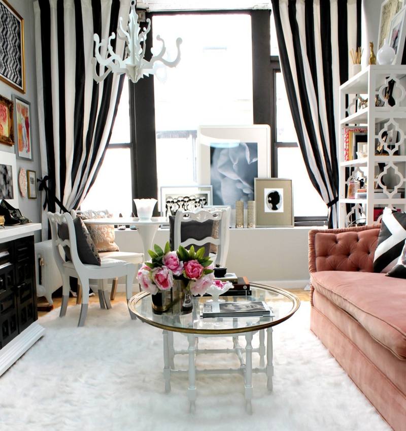 decoration-salon-table-base-verre-rideaux-rayés-noir-blanc-taois-shaggy-blanc