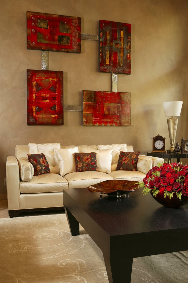 decoration-salon-tableau-4-parties-nuances-rouge-cnaapé-couleur-champagne-tapis-beige-clair décoration de salon